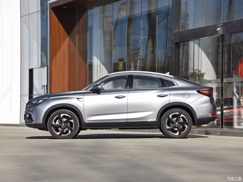 Theo hãng Changan, CS85 Coupe sử dụng cơ sở gầm bệ với động cơ nằm ngang và hệ dẫn động cầu trước ở bản tiêu chuẩn. Trong khi đó, hệ dẫn động 4 bánh và hệ thống treo độc lập chỉ dành cho bản cao cấp nhất của Changan CS85 Coupe.