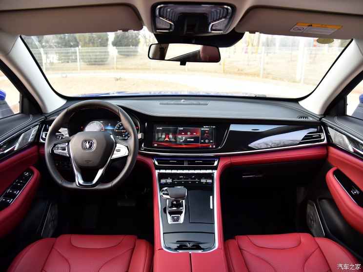 Về kích thước, Changan CS85 Coupe khá ngang ngửa với BMW X4 khi sở hữu chiều dài 4.720 mm, rộng 1.845 mm và cao 1.665 mm. Xe vốn được phát triển dựa trên mẫu crossover cỡ trung CS75. Do đó, không có gì bất ngờ khi nội thất của mẫu SUV lai coupe giá rẻ này tương đối giống Changan CS75.