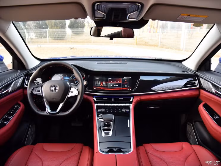 Về kích thước, Changan CS85 Coupe khá ngang ngửa với BMW X4 khi sở hữu chiều dài 4.720 mm, rộng 1.845 mm và cao 1.665 mm. Xe vốn được phát triển dựa trên mẫu crossover cỡ trung CS75. Do đó, không có gì bất ngờ khi nội thất của mẫu SUV lai coupe giá rẻ này tương đối giống Changan CS75.