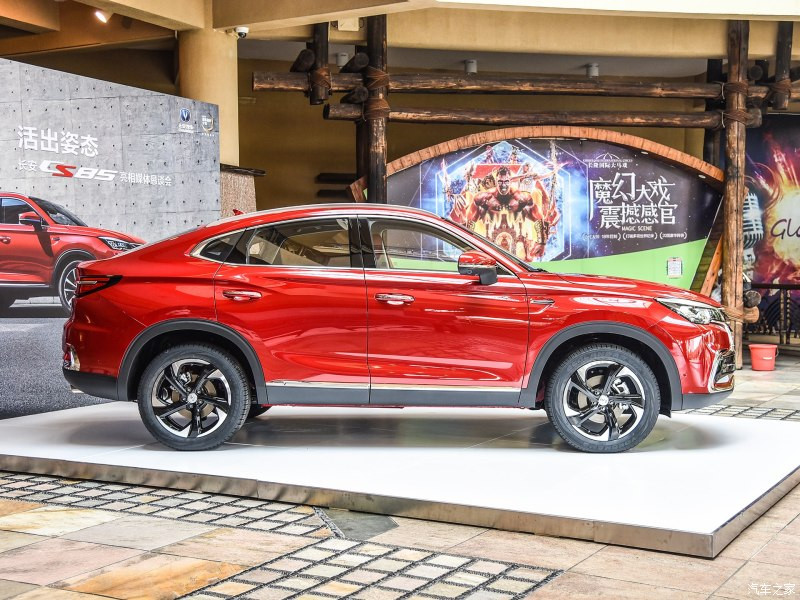 Trong khi đó, bên sườn của Changan CS85 Coupe xuất hiện các loại vành la-zăng khác nhau. Riêng bản cao cấp sẽ được trang bị vành 5 chấu phối 2 màu thể thao. Ngoài ra, Changan CS85 Coupe còn có đường dập gân nổi bật nối liền từ cụm đèn pha đến đèn hậu. Đó là chưa kể đến cửa dập lõm, mang đến thiết kế 3D, và nóc dốc về phía sau theo phong cách xe coupe.