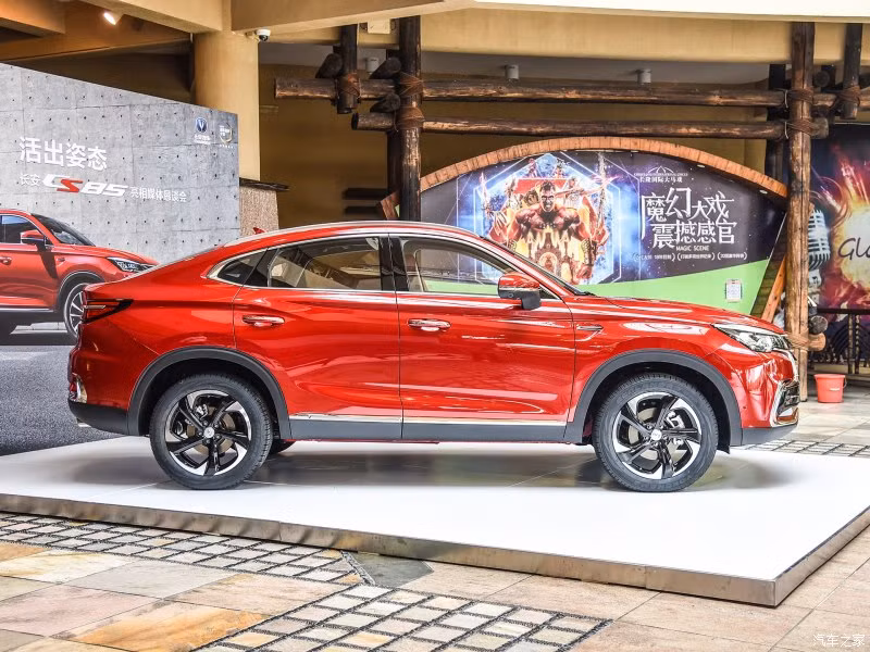 Trong khi đó, bên sườn của Changan CS85 Coupe xuất hiện các loại vành la-zăng khác nhau. Riêng bản cao cấp sẽ được trang bị vành 5 chấu phối 2 màu thể thao. Ngoài ra, Changan CS85 Coupe còn có đường dập gân nổi bật nối liền từ cụm đèn pha đến đèn hậu. Đó là chưa kể đến cửa dập lõm, mang đến thiết kế 3D, và nóc dốc về phía sau theo phong cách xe coupe.