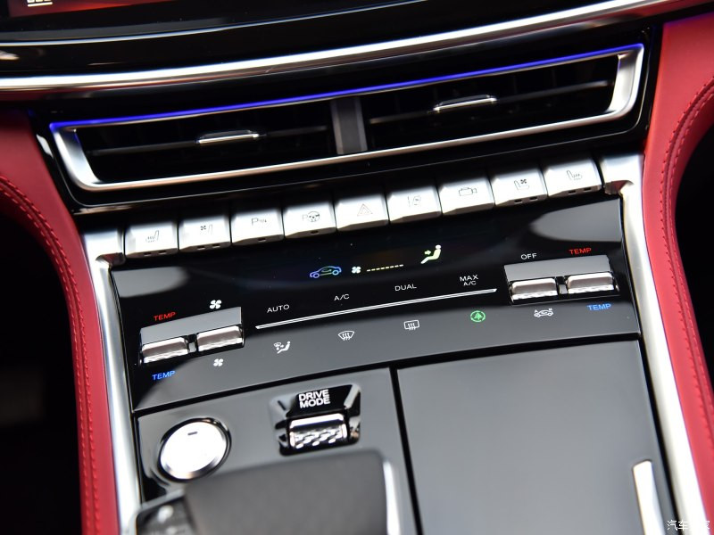 Có giá "mềm" nhưng Changan CS85 lại được trang bị nội thất bọc da và đi kèm nhiều chất liệu cao cấp khác. Những điểm nhấn trong nội thất của Changan CS85 Coupe bao gồm cụm điều khiển trung tâm cỡ lớn với nút chỉnh điều hòa, màn hình 10 inch dành cho hệ thống thông tin giải trí...