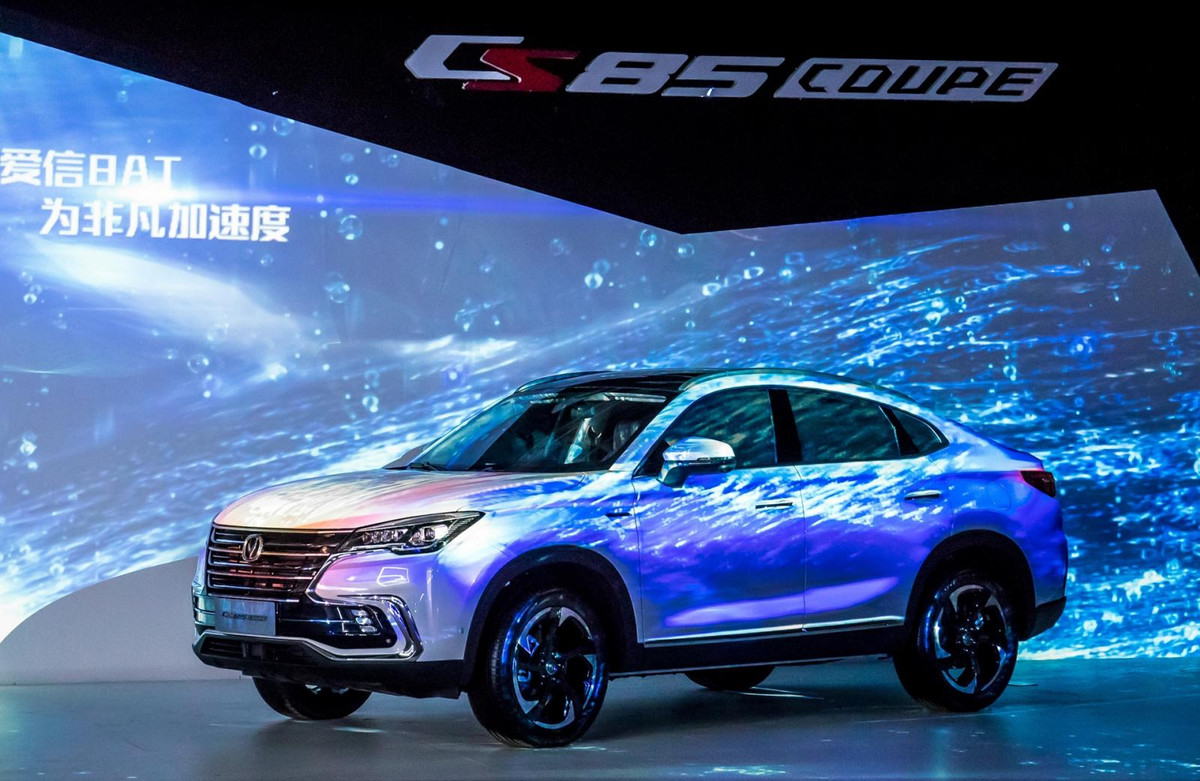 Mẫu xe Changan CS85 Coupe của Trung Quốc là mẫu SUV lai coupe hoàn toàn mới đã lần đầu tiên trình làng trong triển lãm Ô tô Quảng Châu 2018 diễn ra vào cuối năm ngoái. Đến nay, sau 4 tháng, mẫu SUV lai coupe đã chính thức được tung ra thị trường hàng xóm với Việt Nam.