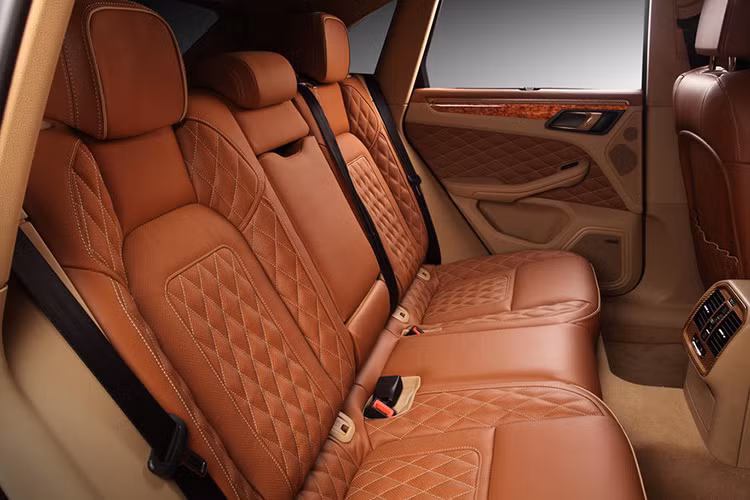 Nội thất xe sử dụng da cừu Nappa, gỗ óc chó tự nhiên và sợi carbon lót.