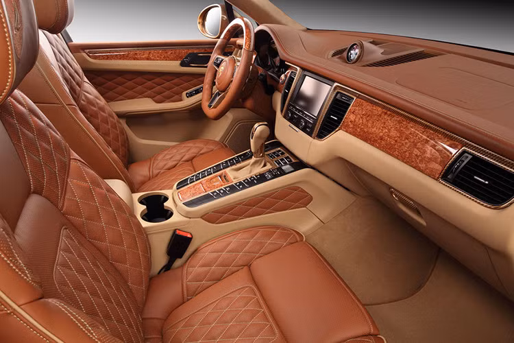 Chủ đề màu vàng cũng được áp dụng trong nội thất cabin của xe.