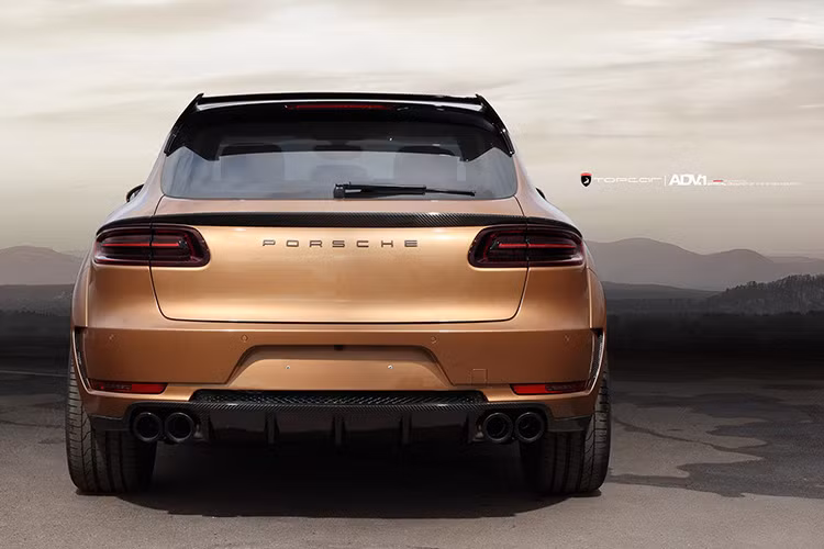 Đuôi xe không có nhiều thay đổi ngoài đổi tông màu, chắn bùn sau cũng được tinh chỉnh bên cạnh cặp pô đôi mạnh mẽ.