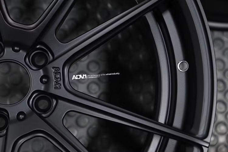 Mâm xe được làm bằng vật liệu siêu nhẹ màu đen ADV.1, cửa sổ kính màu và bộ khuếch tán phía sau.