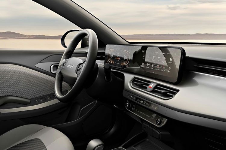 Nội thất của Kia K3 2024 cũng được cải tiến hoàn toàn so với Rio cũ với thiết kế mặt táp-lô đơn giản hơn, gợi liên tưởng đến xe điện Kia EV6. Điểm nhấn bên trong xe là màn hình cong mới đặt nổi trên mặt táp-lô, tích hợp bảng đồng hồ kỹ thuật số 4,2 inch và màn hình cảm ứng trung tâm 10,25 inch. Cụm nút bấm và màn hình hiển thị của hệ thống điều hòa bên dưới.