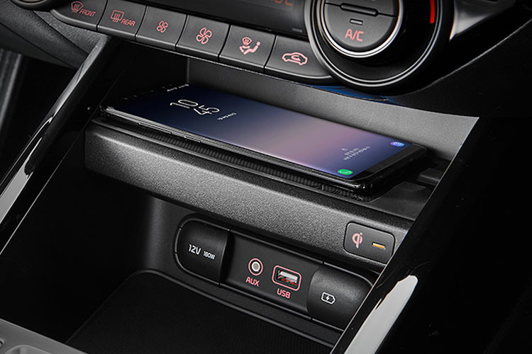 Về vận hành, Kia K3 sẽ trang bị máy xăng 1.6L cho công suất 121 mã lực, 157 Nm mô-men xoắn đi tùy chọn hộp số sàn hoặc tự động 6 cấp. Phiên bản GT-Line sẽ trang bị động cơ 2.0L cho công suất 150 mã lực đi kèm hộp số tự động 6 cấp và lẫy chuyển số gắn vô lăng và vẫn chưa có thông tin gì về bản hybrid. 