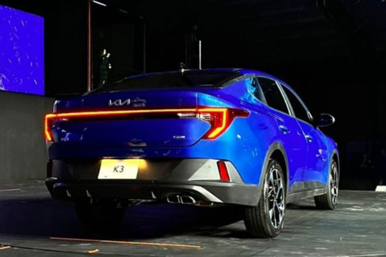 Giá xe Kia K3 2024 chưa công bố, xe sẽ được lắp ráp ở nhà máy đặt tại Nuevo Leon, Mexico. Xe sẽ bắt đầu được bán ra thị trường từ quý IV năm nay. Theo một số nguồn tin, Kia Rio sẽ bị khai tử ở một số thị trường như châu Âu, Bắc Mỹ, Anh, Úc và Nam Phi. Do đó, mẫu sedan hạng B Kia K3 này có thể sẽ nhắm đến những thị trường đang nổi như châu Mỹ Latinh, Trung Đông và Đông Nam Á.