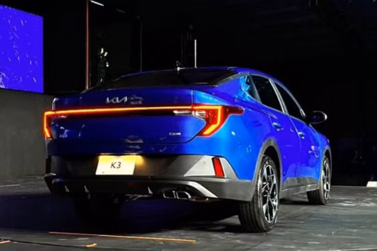 Giá xe Kia K3 2024 chưa công bố, xe sẽ được lắp ráp ở nhà máy đặt tại Nuevo Leon, Mexico. Xe sẽ bắt đầu được bán ra thị trường từ quý IV năm nay. Theo một số nguồn tin, Kia Rio sẽ bị khai tử ở một số thị trường như châu Âu, Bắc Mỹ, Anh, Úc và Nam Phi. Do đó, mẫu sedan hạng B Kia K3 này có thể sẽ nhắm đến những thị trường đang nổi như châu Mỹ Latinh, Trung Đông và Đông Nam Á.