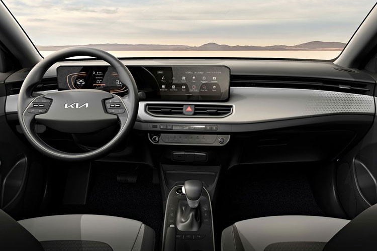 Ngoài ra, xe còn được trang bị vô lăng 2 chấu tương tự Kia EV6, hệ thống điều hòa tự động 2 vùng, cửa gió dành cho hàng ghế sau, hệ thống đèn viền trang trí nội thất 64 màu, kết nối Apple CarPlay/Android Auto không dây, kết nối Bluetooth với 2 thiết bị cùng lúc và cổng USB Type C. Chỉ đáng tiếc là xe vẫn dùng phanh tay cơ thay vì phanh tay điện tử. 