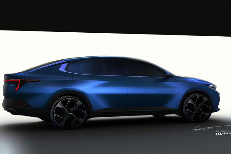 Hai bên hông xe có thêm vòm bánh xe tối màu đi kèm các đường gân dập nổi, đáng chú ý phần đuôi xe được tinh chỉnh theo phong cách gọn gàng với ốp cản dưới mỏng, phần đèn hậu Led được kết nối bởi một thanh đèn chạy ngang theo xu hướng hiện nay.