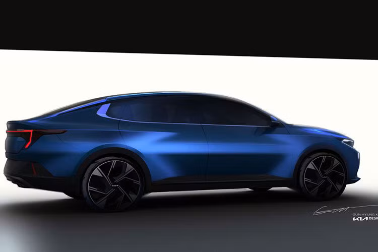 Hai bên hông xe có thêm vòm bánh xe tối màu đi kèm các đường gân dập nổi, đáng chú ý phần đuôi xe được tinh chỉnh theo phong cách gọn gàng với ốp cản dưới mỏng, phần đèn hậu Led được kết nối bởi một thanh đèn chạy ngang theo xu hướng hiện nay.