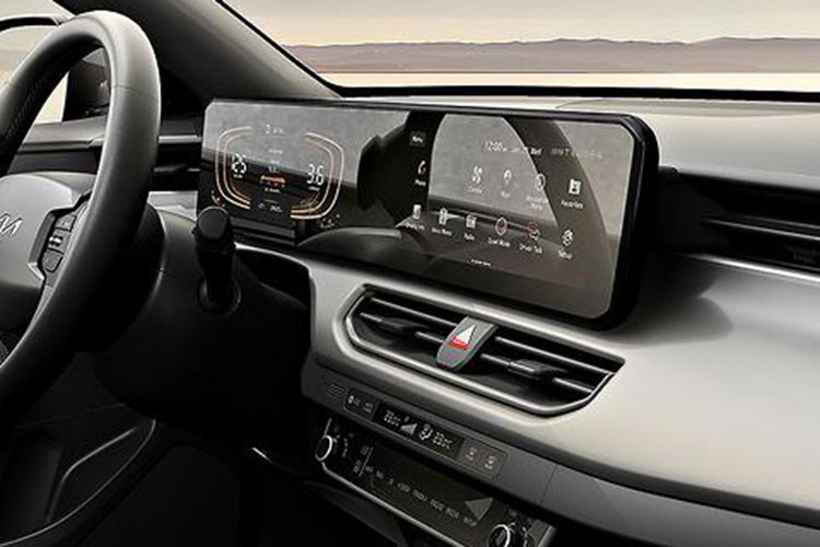 Không chỉ tiện nghi, Kia K3 2024 còn có nhiều trang bị an toàn đáng chú ý như 6 túi khí và hàng loạt tính năng trợ lái nâng cao ADAS. Cụ thể hơn, bản cao cấp của xe sẽ có hệ thống tránh va chạm phía trước, hỗ trợ giữ làn đường, hỗ trợ tránh va chạm trong điểm mù, hỗ trợ tránh va chạm với phương tiện cắt ngang khi lùi và cảnh báo mất tập trung.