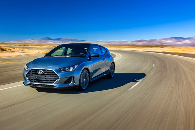 Với hai phiên bản Turbo và Turbo Premium, mẫu xe 3 cửa nhà Hyundai sẽ được trang bị động cơ tăng áp 1.6L với công suất đầu ra ở mức 201 mã lực và 265 Nm mô-men xoắn cực đại, kết hợp với tuỳ chọn hộp số tay 6 cấp hoặc hộp số ly hợp kép 7 cấp. 