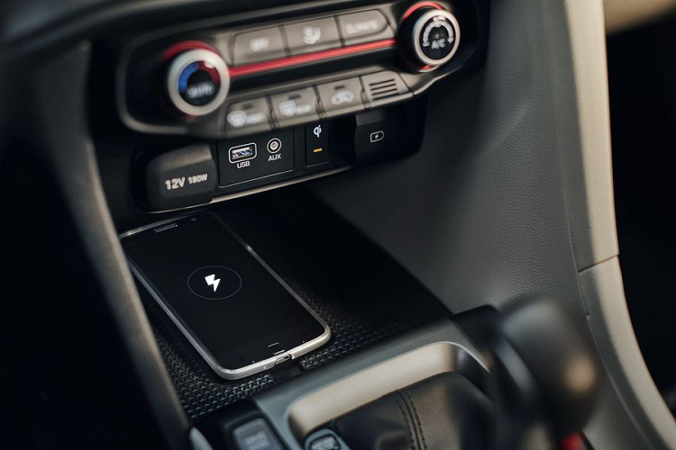 Thêm vào đó, với phiên bản Turbo Premium, khách hàng còn có thêm tuỳ chọn màu sơn kim loại độc đáo với giá chỉ 595 AUD (khoảng 9,5 triệu đồng) và phần mái khác màu với thân xe với giá 1,000 AUD (khoảng 16 triệu đồng).