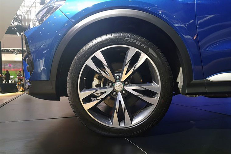 Trong khi đó, thiết kế đuôi xe của Huansu C60 lại giống với Porsche Cayenne hơn là Lamborghini Urus. Trên cửa khoang hành lý xuất hiện dòng chữ "Hyosow", có thể là tên quốc tế của thương hiệu Huansu. Trong tiếng Trung Quốc, cái tên "Huansu" có nghĩa là "tốc độ thần kỳ".