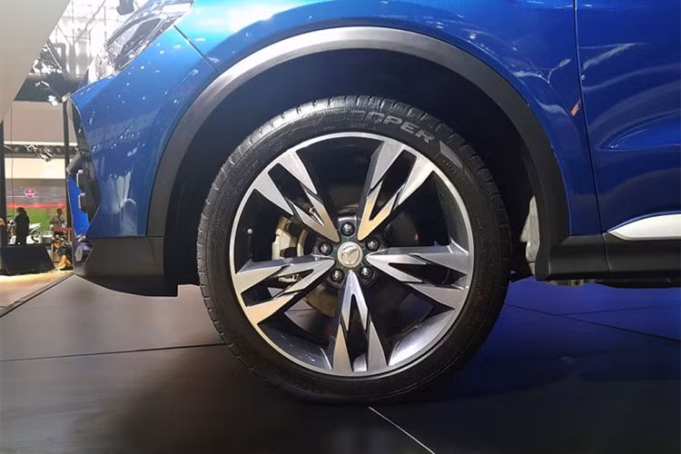 Trong khi đó, thiết kế đuôi xe của Huansu C60 lại giống với Porsche Cayenne hơn là Lamborghini Urus. Trên cửa khoang hành lý xuất hiện dòng chữ "Hyosow", có thể là tên quốc tế của thương hiệu Huansu. Trong tiếng Trung Quốc, cái tên "Huansu" có nghĩa là "tốc độ thần kỳ".