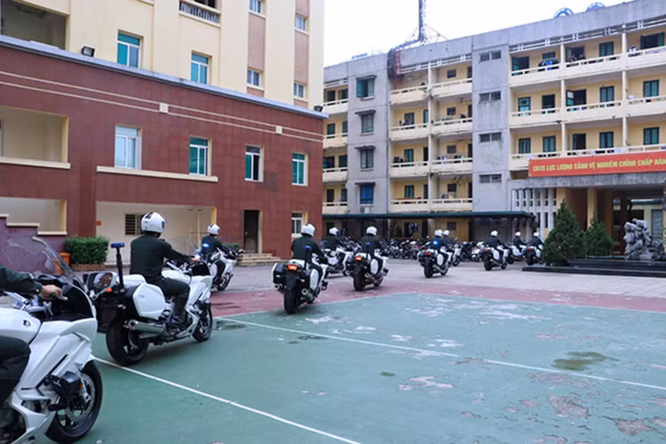 FJR1300P sở hữu kiểu dáng thiết kế mạnh mẽ của một chiếc sportbike thể thao, đồng thời nó cũng được trang bị những tính năng tiện ích phù hợp cho việc chạy đường trường như: tay lái và ghế ngồi điều chỉnh được để tạo tư thế thoải mái nhất cho người điều khiển hay nút bấm trên tay lái để điều chỉnh độ cao của kính chắn gió...