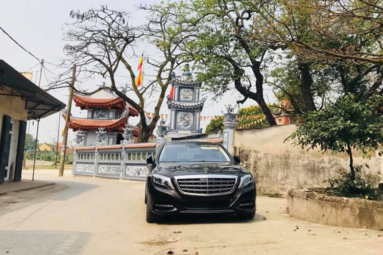 Siêu xe sang Mercedes-Maybach S600 màu đen bóng này vẫn chưa có biển số bất ngờ xuất hiện và lăn bánh trên đường làng tại thị trấn Nam Giang, huyện Nam Trực, tỉnh Nam Định. Hiện chưa rõ mẫu xe siêu sang này mới được bàn giao cho chủ nhân hay chưa.