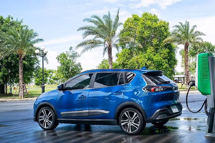 Khong dieu chinh giam thue nhap khau uu dai voi xe oto dien-Hinh-2