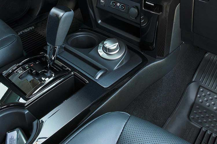 Khách hàng khi mua 4Runner Nightshade sẽ có hai tùy chọn hệ dẫn động là cầu sau và 4 bánh, đều đi kèm sẵn bộ vi sai chống trượt điện tử và hệ thống kiểm soát độ bám đường. Những hệ thống này giúp xe dễ dàng vượt qua các địa hình hiểm trở như núi đá, cát mềm hay tuyết dày. Đối với hệ dẫn động 4 bánh, xe được bổ sung hệ thống kiểm soát lực kéo.