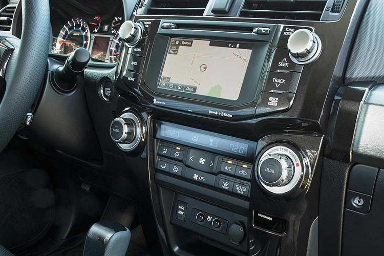 Xe vẫn sử dụng động cơ V6 dung tích 4,0 lít, sản sinh công suất tối đa 270 mã lực và mô-men xoắn cực đại 376 Nm, đi kèm hộp số tự động 5 cấp ECT-i. Thông số sức mạnh 4Runner Nightshade không thuộc vào hàng ấn tượng so với những đối thủ khác trong cùng phân khúc SUV, nhưng đủ để đảm bảo sức kéo tối đa 2267 kg.