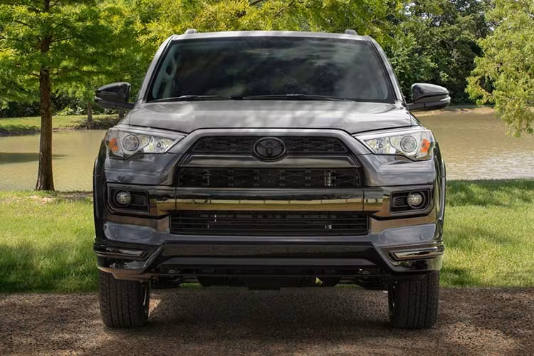 Các điểm nhấn màu đen trên phiên bản đặc biệt Toyota 4Runner Nightshade cũng tiếp tục xuất hiện trên các chi tiết ở ngoại thất của chiếc xe mới này như; huy hiệu, mũ gương, tay nắm cửa và viền cửa sổ...