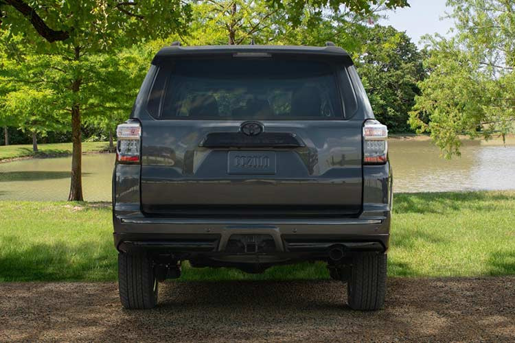 Thuộc dòng TRD Pro, Chiếc xe 4Runner Nightshade nhà Toyota cũng được hãng xe Nhật Bản đầu tư hàng loạt trang bị, đáng chú ý là bộ giảm xóc hoàn toàn mới Fox Internal Bypass 2.5 inch “chuyên trị” off-road.