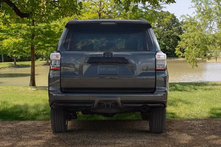 Thuộc dòng TRD Pro, Chiếc xe 4Runner Nightshade nhà Toyota cũng được hãng xe Nhật Bản đầu tư hàng loạt trang bị, đáng chú ý là bộ giảm xóc hoàn toàn mới Fox Internal Bypass 2.5 inch “chuyên trị” off-road.