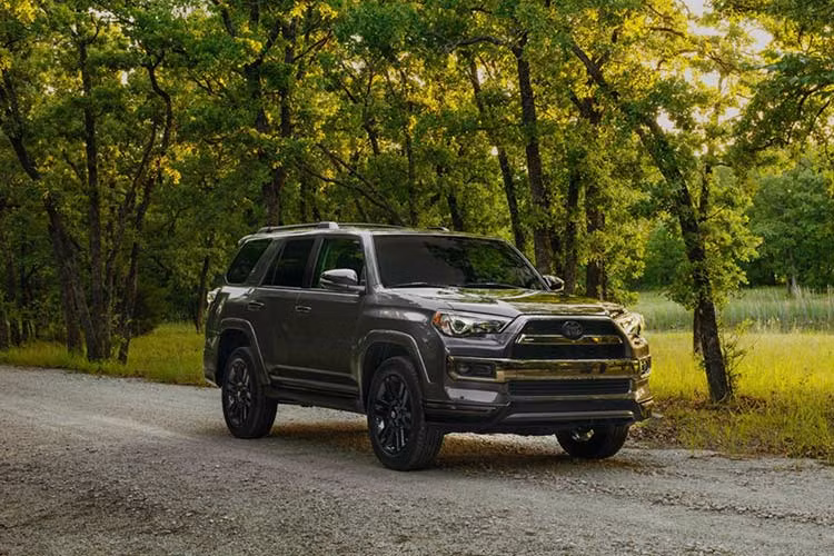 Tại hội chợ bang Texas năm nay bỗng trở thành một Triển lãm ôtô thu nhỏ khi quy tụ nhiều hãng xe lớn trên thế giới tham gia giới thiệu các sản phẩm đặc biệt. Góp mặt tại sự kiện lần này, hãng xe Nhật Bản cũng mang đến một biến thể của dòng SUV cỡ trung Toyota 4Runner Nightshade 2019, với những cải tiến tập trung vào thiết kế và khả năng vận hành.