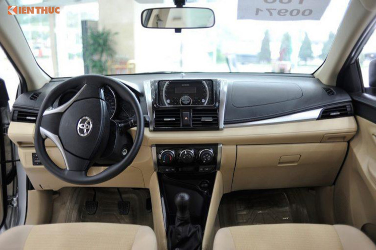 Bên trong các ghế ngồi đều chỉ được bọc vải nỉ khá bắt mắt, phù hợp với tông màu của ngoại thất, toàn bộ các chi tiết ốp trong nội thất đều được Toyota làm bằng nhựa cùng tông màu với ghế ngồi. Một số tấm ốp như trên các cánh cửa hay dọc bảng táp-lô được đúc bề mặt nhựa với các đường vân dạng giả da chau chuốt hơn so với trước.