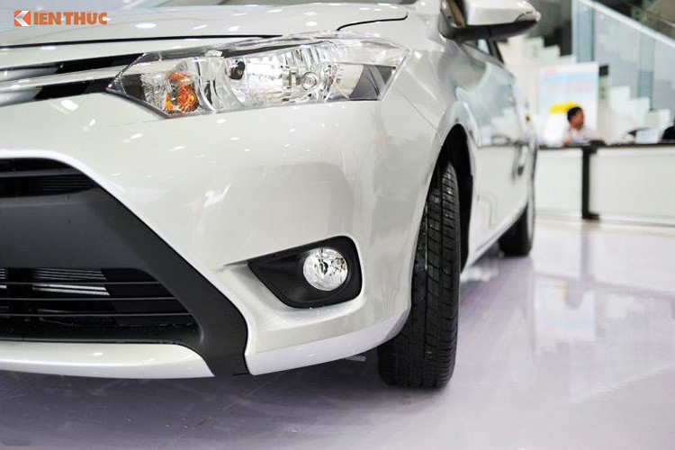 Ở hai bên thân xe, chiếc xe sedan cỡ B này cũng không có thay đổi nào về thiết kế. Các đường dập nổi chạy dọc suốt Vios phối hợp cùng cụm cửa kính hình vòng cung sắc nét, giúp gia tăng cảm quan về chiều dài cho thân xe. Bộ mâm đúc hợp kim 15 inch của xe cũng được giữ nguyên, với thiết kế 8 cánh khá đẹp mắt.