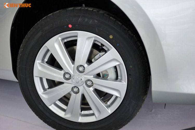 Một cải tiến mới là sự xuất hiện của gương chiếu hậu được tích hợp đèn báo rẽ, có khả năng gập và điều khiển điện. Xe có thiết kế phần đuôi rộng, tập trung vào cụm đèn hậu trẻ trung trong khi đèn sương mù được bố trí hai bên góc dưới đuôi xe giúp hỗ trợ khả năng quan sát cho các xe phía sau khi di chuyển trong điều kiện thời tiết xấu.