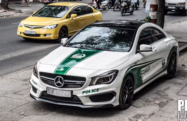 Thế nhưng cũng không cần phải tới tận Dubai để thấy lực lượng cảnh sát "sang chảnh" diễu phố, mà ngay tại Việt Nam đã xuất hiện những chiếc xe mang sắc áo chữ xanh trên nền trắng nổi tiếng này - đó là những chiếc xế hộp độ áo siêu xe cảnh sát Dubai.