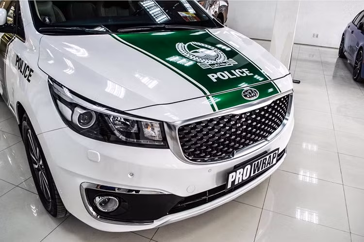 Ưu điểm nữa đó là bề mặt decal có độ cứng cao hơn so với lớp nước bóng của sơn, và bao phủ toàn bộ lớp sơn nên có thể coi lớp decal này như một lớp giáp bảo vệ cho nước sơn "zin". Để thi công dán loại decal này thì cũng phức tạp hơn những loại decal khác do bề mặt có chiều, người thợ dán phải dán chính xác chiều của decal thì mới đồng bộ toàn bộ xe.