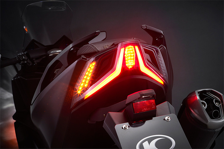 Chiều cao yên xe 785 mm, kết hợp cùng tay lái cao thiết kế xuôi về phía sau tạo cho người lái tư thế ngồi thoải mái và không bị mỏi khi ngồi lâu. Trang bị thêm cốp yên rộng có thể chưa được 1 mũ bảo hiểm trùm đầu và 1 mũ bảo hiểm nửa đầu cùng một vài đồ dùng nhỏ khác.