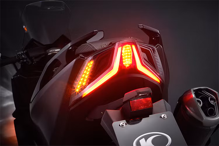 Chiều cao yên xe 785 mm, kết hợp cùng tay lái cao thiết kế xuôi về phía sau tạo cho người lái tư thế ngồi thoải mái và không bị mỏi khi ngồi lâu. Trang bị thêm cốp yên rộng có thể chưa được 1 mũ bảo hiểm trùm đầu và 1 mũ bảo hiểm nửa đầu cùng một vài đồ dùng nhỏ khác.