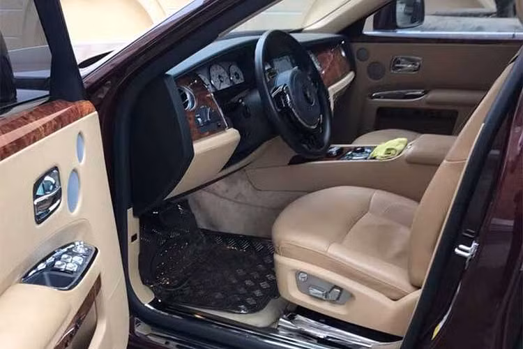 Đặc biệt chiếc xe này lại sở hữu biển số "độc" của Hải Phòng với 5 chữ số 1 đều thẳng tắp, kèm theo màu phong thủy đá đỏ Ruby. Theo lời người rao bán, chiếc xe đã đi được trên 1 vạn km, tức là còn khá mới so với số năm tồn tại. Và giá trị giao dịch của xe khoảng trên 11 tỷ đồng.