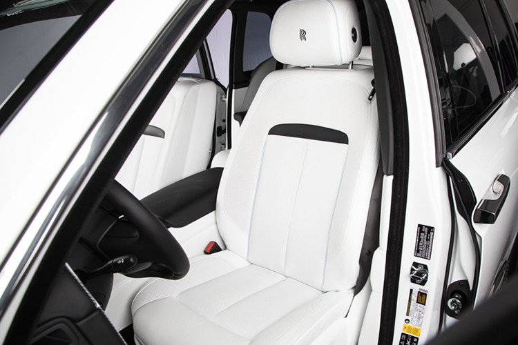 So với những mẫu xe Rolls-Royce khác, Cullinan 2019 được trang bị vô lăng dày dặn và nhỏ hơn. Trong khi đó, trên mặt táp-lô lần đầu tiên xuất hiện màn hình cảm ứng trung tâm dành cho hệ thống thông tin giải trí. Nếu không dùng màn hình này, người lái có thể chỉnh hệ thống thông tin giải trí thông qua núm xoay có biểu tượng Spirit of Ecstasy trên cụm điều khiển trung tâm.