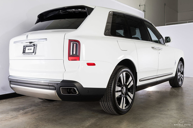 SUV siêu sang Rolls-Royce Cullinan 2019 được trang bị cụm đèn pha hình chữ nhật không hầm hố như loại trên Phantom 2018, nhưng được thiết kế theo phong cách vuông vắn hơn. Bên trên đèn pha, phần gờ của nắp capô không được thiết kế mượt mà, nhiều đường cong khiến nó thanh thoát và đẹp hơn hẳn những chiếc SUV khác.