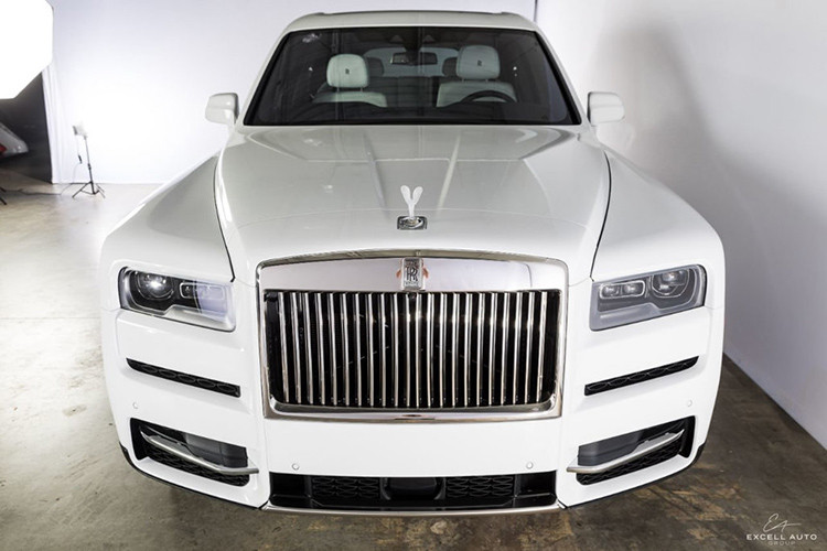 Số lượng xe SUV siêu sang Rolls-Royce Cullinan tại Việt Nam đã lên tới con số 4. Tất cả những chiếc xe mới này đều được nhập khẩu bởi doanh nghiệp tư nhân do khách đặt hàng. Hiện chưa chiếc Rolls-Royce Cullinan của Minh Nhựa đặt hàng là chính hãng hay doanh nghiệp ngoài.
