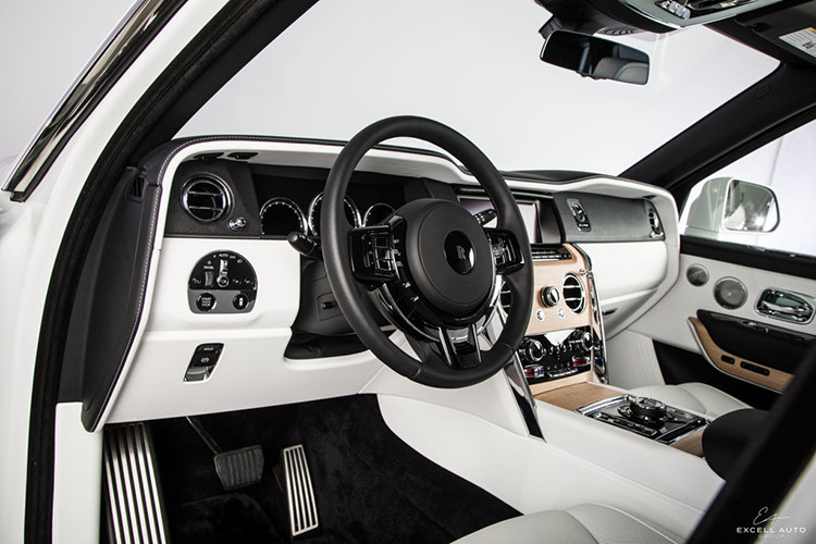 Giống như nhiều mẫu xe siêu sang của Rolls-Royce, nội thất của Cullinan 2019 được thiết kế ấn tượng ngay từ cái nhìn đầu tiên. Cụ thể, ghế lái của Rolls-Royce Cullinan 2019 có tính năng sưởi và thông khí để đảm bảo cảm giác thoải mái nhất cho người lái, bảng đồng hồ kỹ thuật số thế hệ mới nhất và vô lăng bọc da/ốp gỗ hàng hiệu.