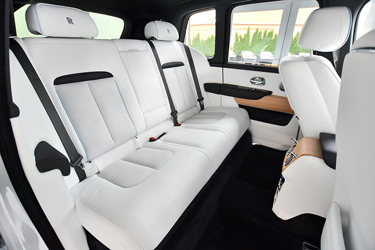 Tương tự mọi mẫu xe sang của Rolls-Royce khác, những gì sang trọng nhất trên Cullinan 2019 đều được tập trung ở hàng ghế sau bao gồm cấu hình Lounge Seat với ghế dài truyền thống đủ cho 3 hành khách và có thể gập chỉnh điện. Tiếp đến là cấu hình Individual Seat với 2 ghế thương gia độc lập kèm các phụ kiện đắt tiền...