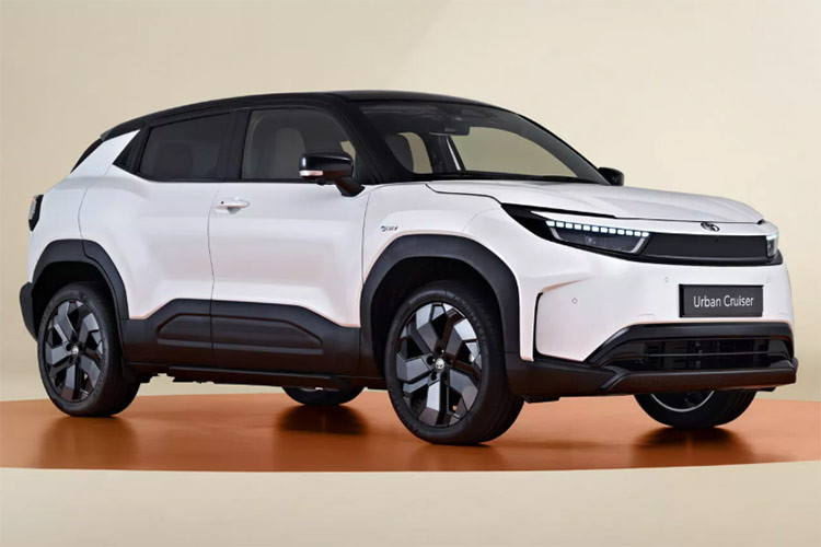  Toyota Urban Cruiser 2025 mới về cơ bản là phiên bản phát triển từ mẫu Suzuki e-Vitara. Điểm khác biệt lớn nhất là huy hiệu Toyota và những đường nét thiết kế sắc nét hơn. Urban Cruiser có cả phiên bản FWD và AWD, mang đến cho mẫu xe nhà Toyota một khoang cabin rộng rãi so với kích thước nhỏ gọn của xe.