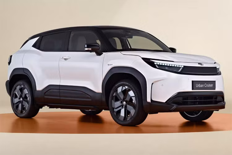  Toyota Urban Cruiser 2025 mới về cơ bản là phiên bản phát triển từ mẫu Suzuki e-Vitara. Điểm khác biệt lớn nhất là huy hiệu Toyota và những đường nét thiết kế sắc nét hơn. Urban Cruiser có cả phiên bản FWD và AWD, mang đến cho mẫu xe nhà Toyota một khoang cabin rộng rãi so với kích thước nhỏ gọn của xe.