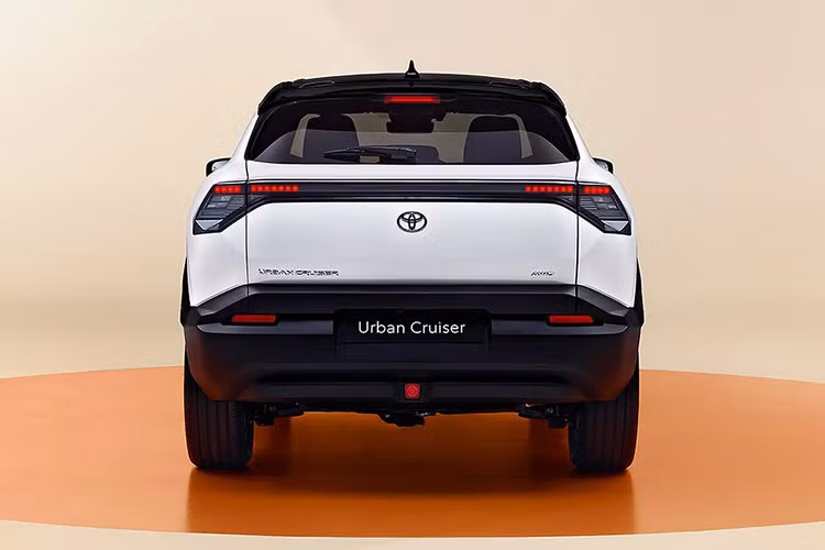 Nếu các bạn đang tự hỏi điều gì làm nên sự khác biệt cho mẫu xe Toyota, thì đó chính là phần đầu xe. Đèn pha dạng đầu búa và đồ họa đèn hậu độc đáo giúp Toyota Urban Cruiser 2025 khác biệt so với xe Suzuki. Trong khi đó, mâm xe trông cũng khá giống với e-Vitara.