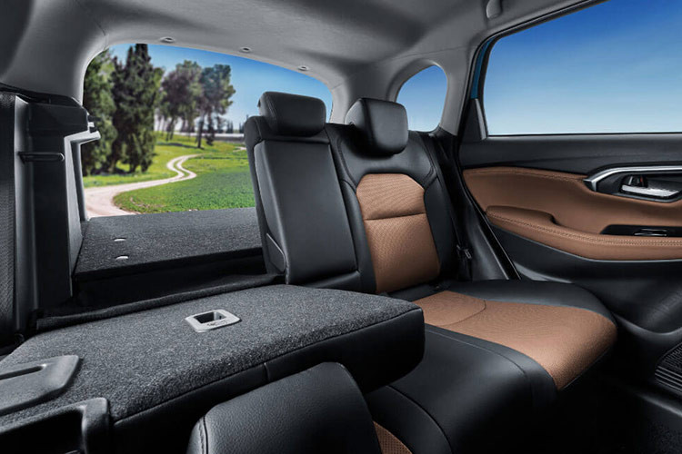 Mặc dù Urban Cruiser có kích thước nhỏ gọn nhưng nội thất lại rộng rãi như một chiếc SUV cỡ trung. Điều này có thể thực hiện được nhờ nền tảng EV và chiều dài cơ sở rộng rãi 2.700 mm, dài hơn 140 mm so với Yaris Cross. Ngoài ra, băng ghế sau có chức năng trượt và ngả để tăng thêm tính thực dụng.