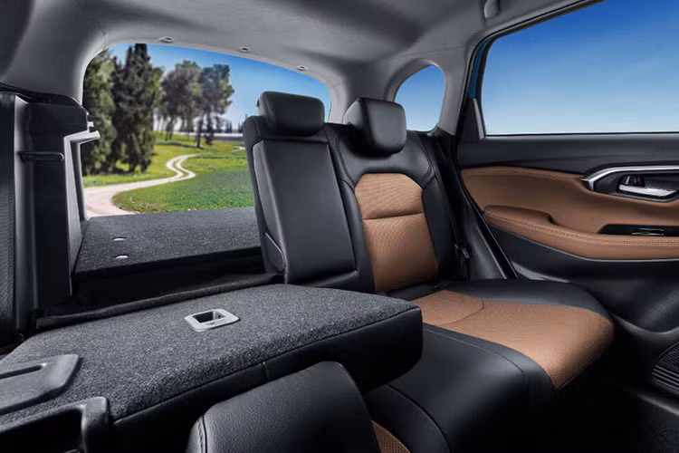 Mặc dù Urban Cruiser có kích thước nhỏ gọn nhưng nội thất lại rộng rãi như một chiếc SUV cỡ trung. Điều này có thể thực hiện được nhờ nền tảng EV và chiều dài cơ sở rộng rãi 2.700 mm, dài hơn 140 mm so với Yaris Cross. Ngoài ra, băng ghế sau có chức năng trượt và ngả để tăng thêm tính thực dụng.